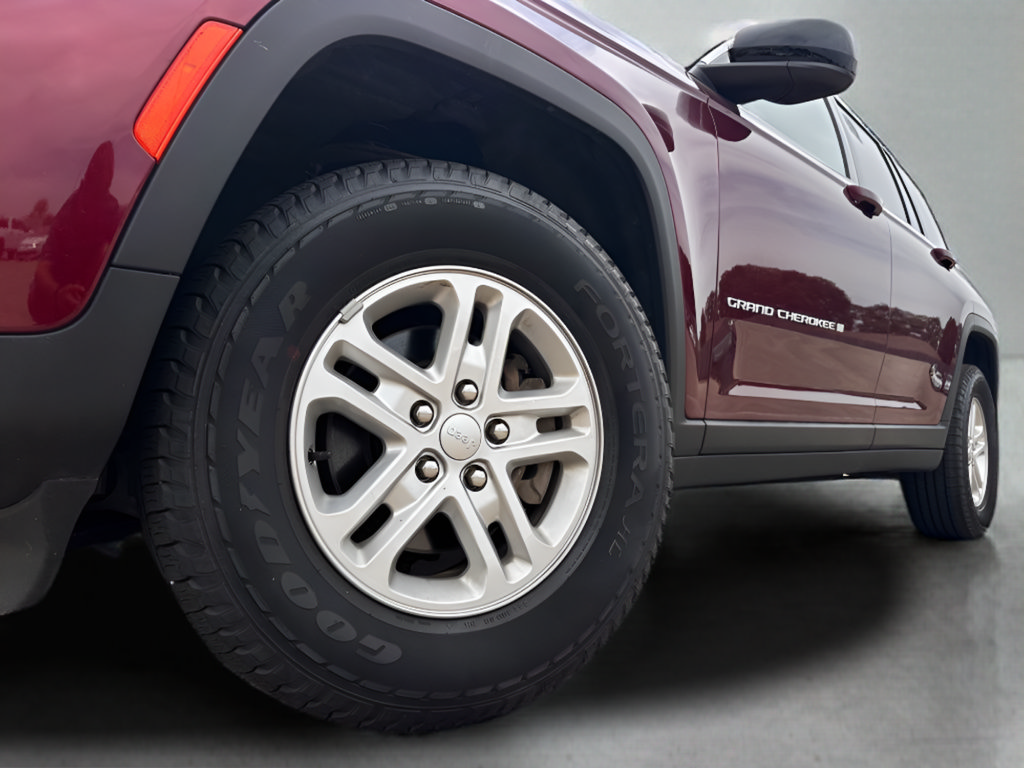 Used 2025 Jeep Grand Cherokee Laredo AWD/4WD image 25