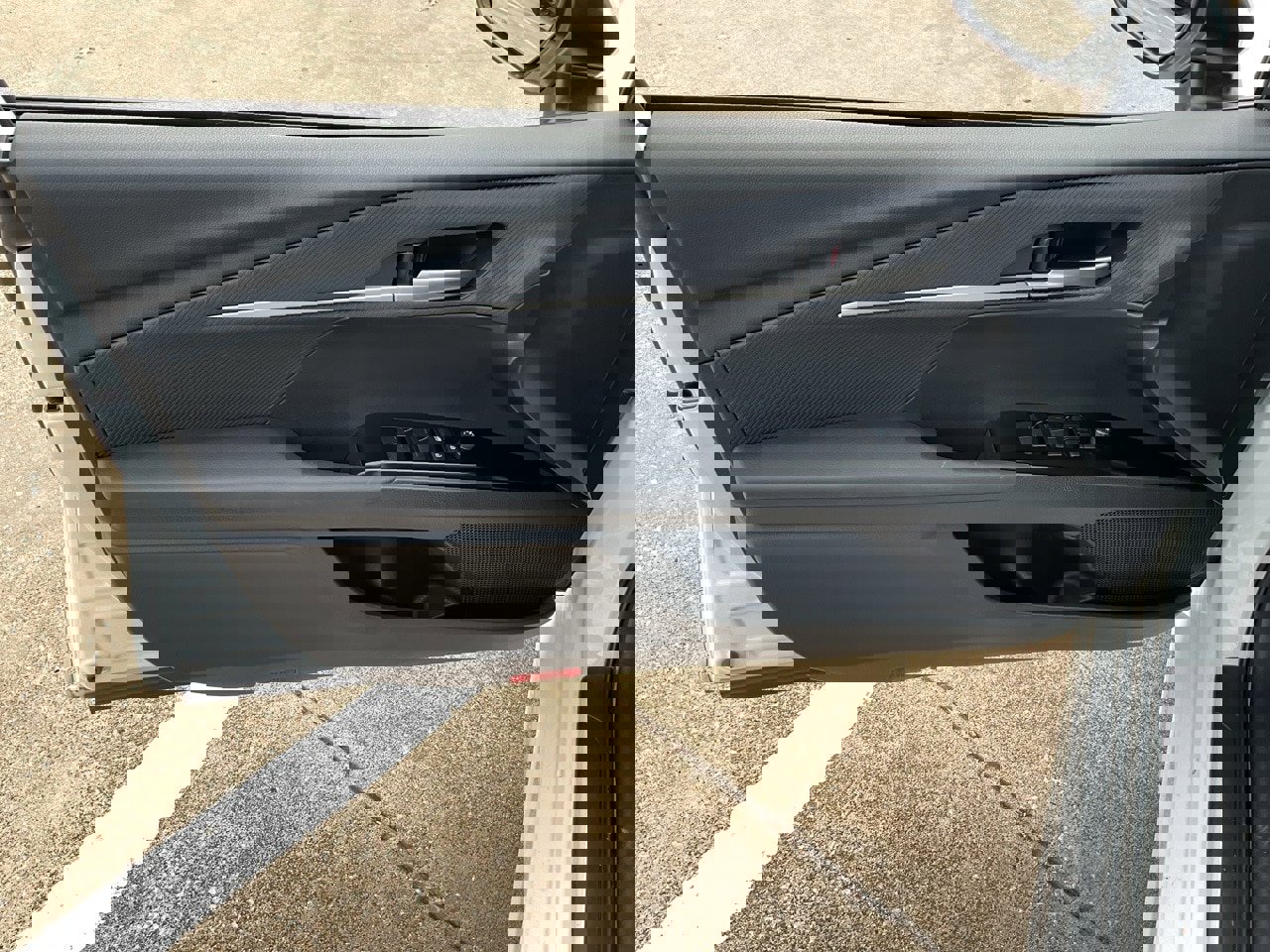 Used 2025 Toyota Camry SE image 13