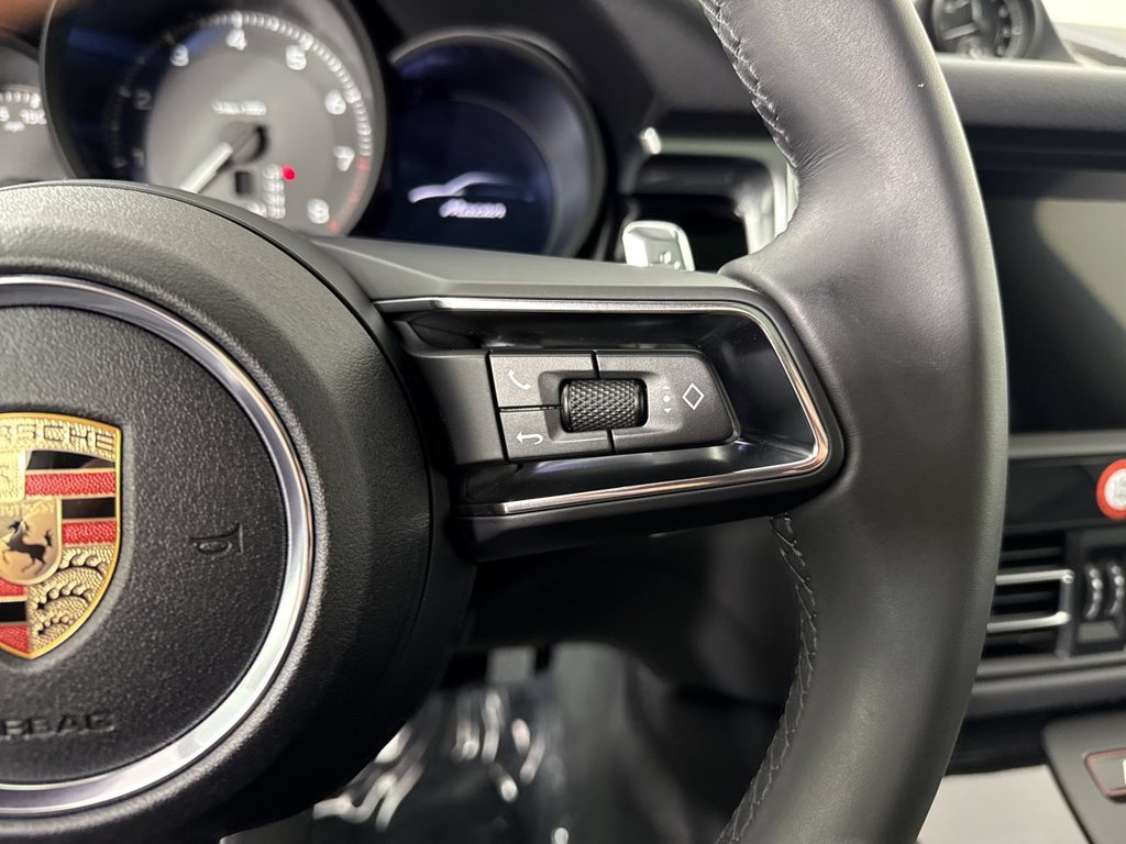 Certified 2025 Porsche Macan AWD/4WD image 39