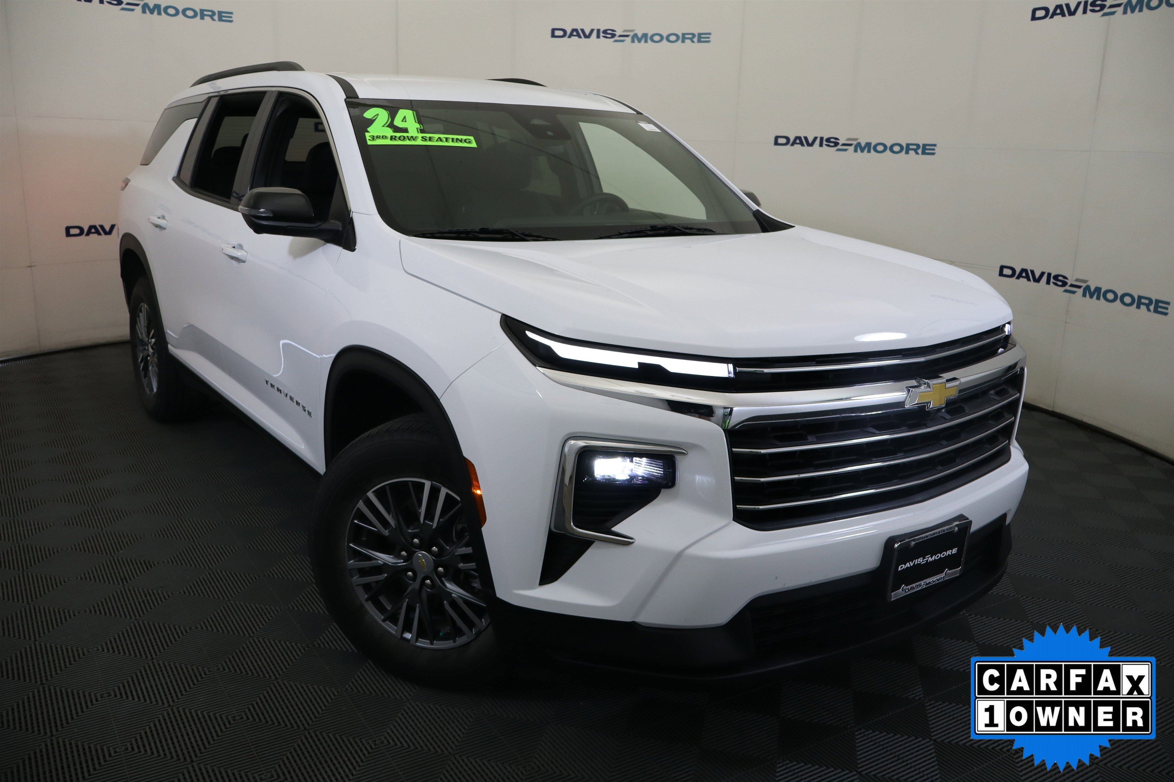 Used 2024 Chevrolet Traverse LT FWD image 2