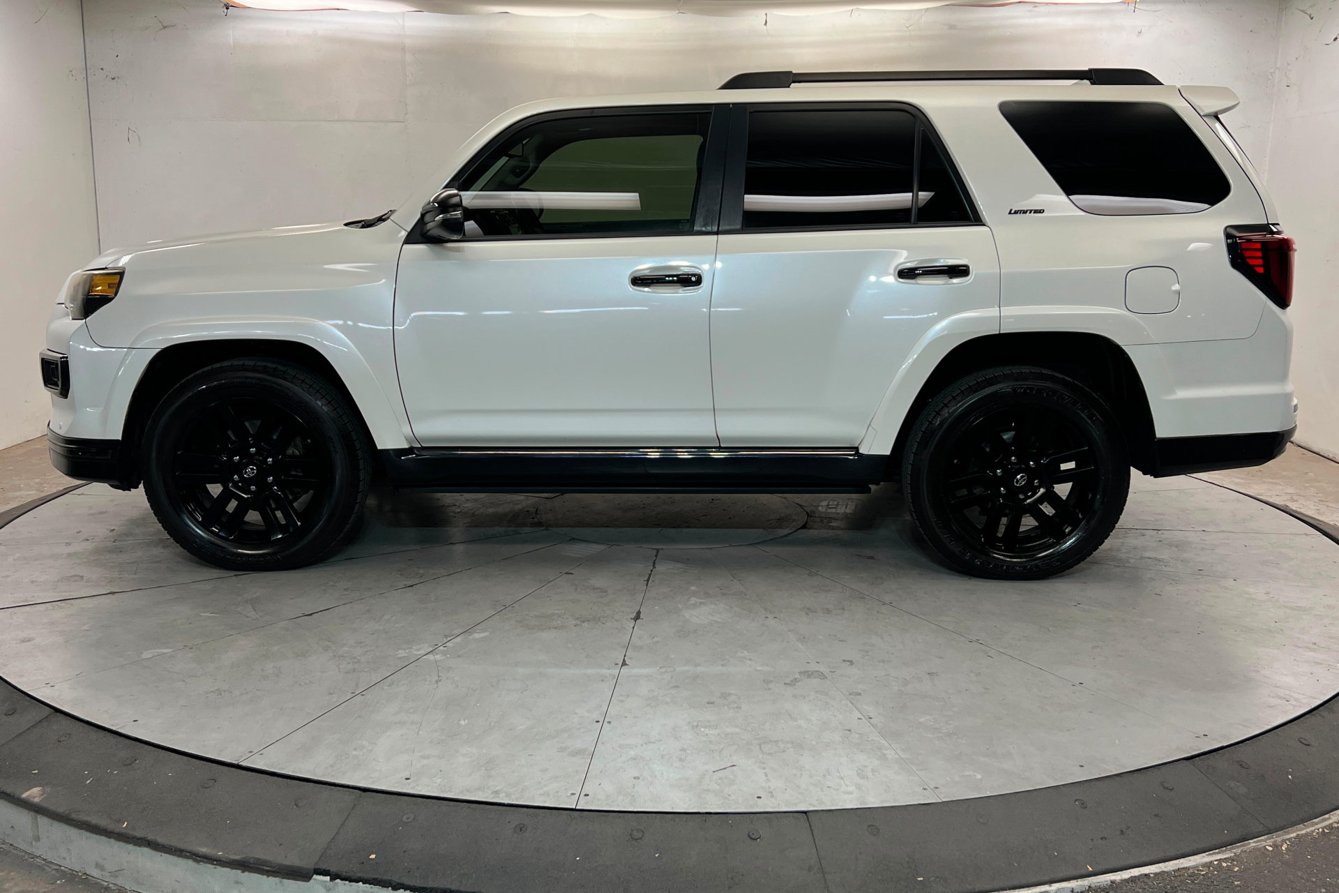 Used 2020 Toyota 4Runner Limited AWD/4WD image 2