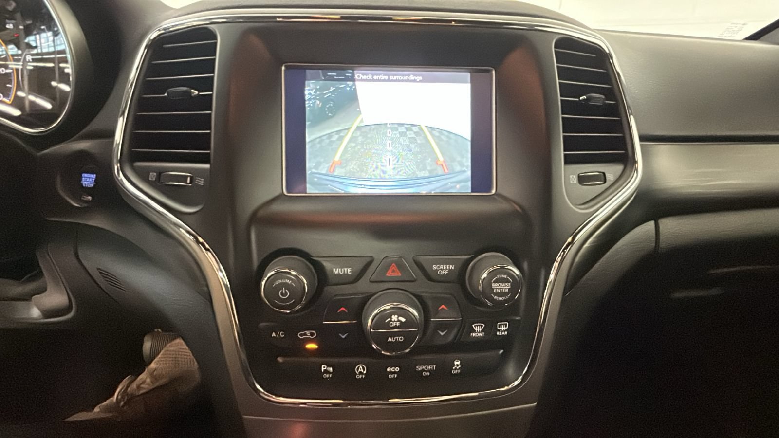Used 2019 Jeep Grand Cherokee Laredo AWD/4WD image 27