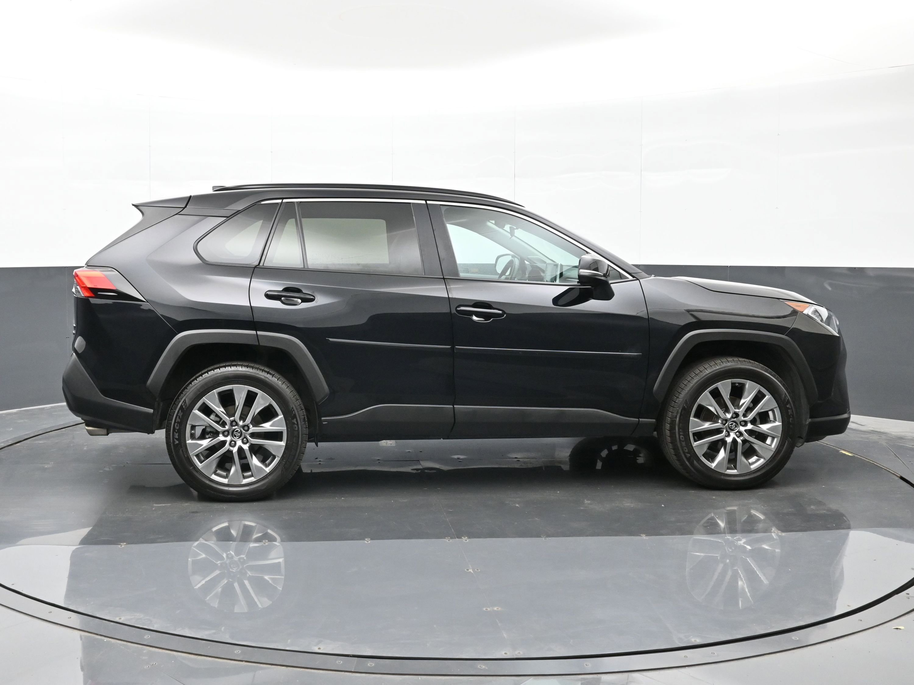 Used 2019 Toyota RAV4 XLE Premium image 9