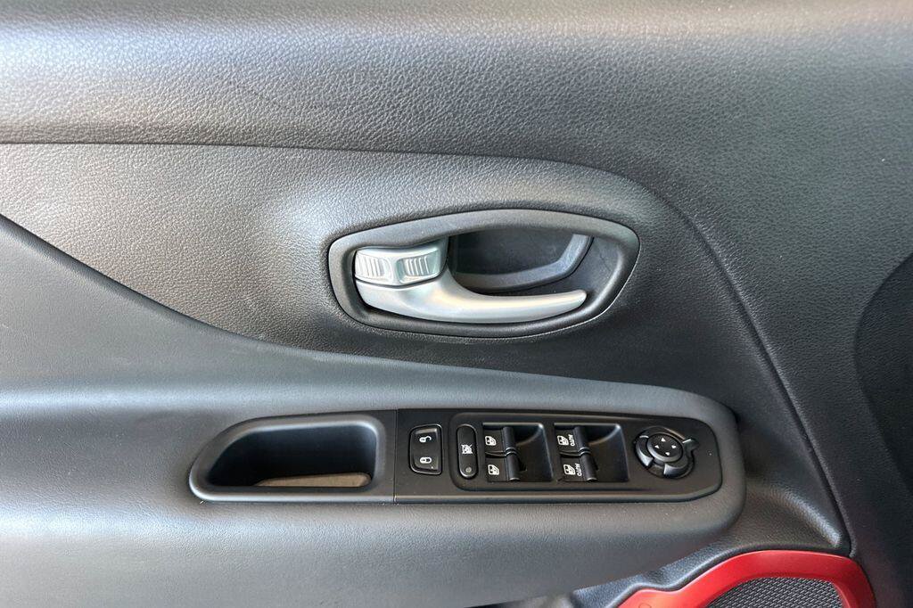 Used 2023 Jeep Renegade Latitude w/ Sun/Sound Group AWD/4WD image 11