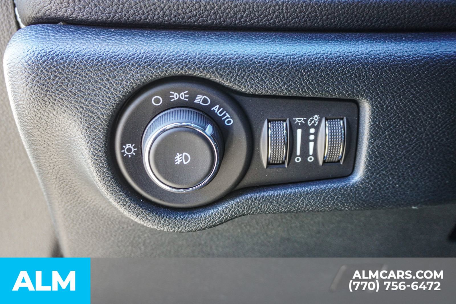 Used 2025 Chrysler Pacifica Limited image 16