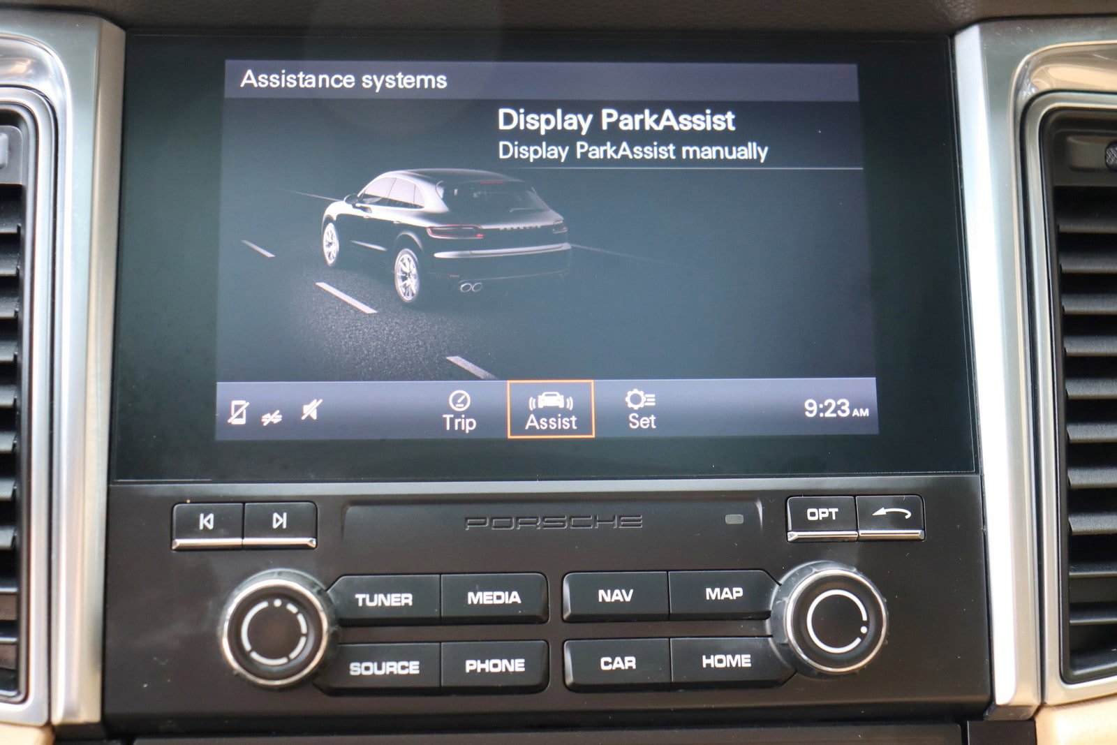 Used 2018 Porsche Macan AWD/4WD image 37