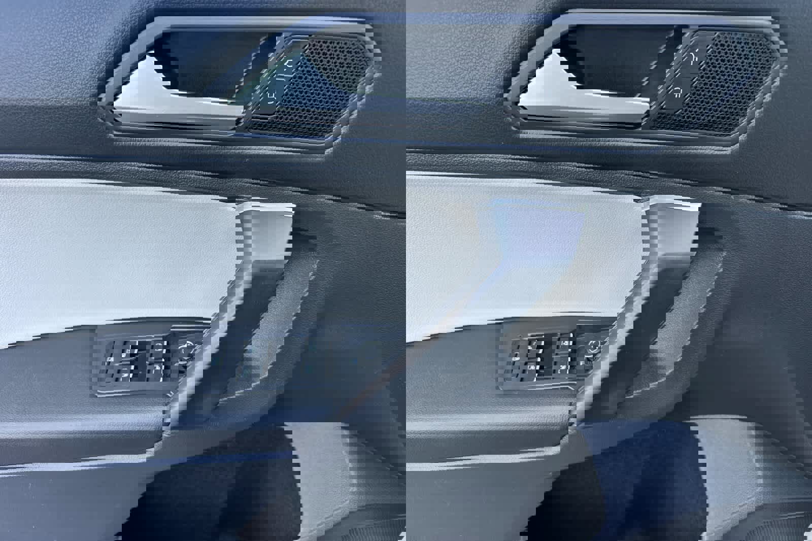 Used 2021 Volkswagen Tiguan SE w/ Panoramic Sunroof Package image 12