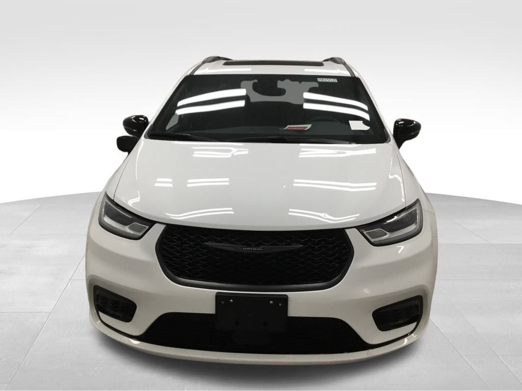 Used 2025 Chrysler Pacifica Limited image 3