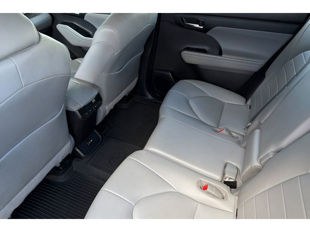 Used 2020 Toyota Highlander XLE image 13