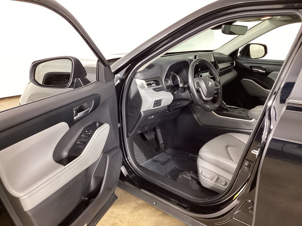 Used 2024 Toyota Highlander XLE AWD/4WD image 10