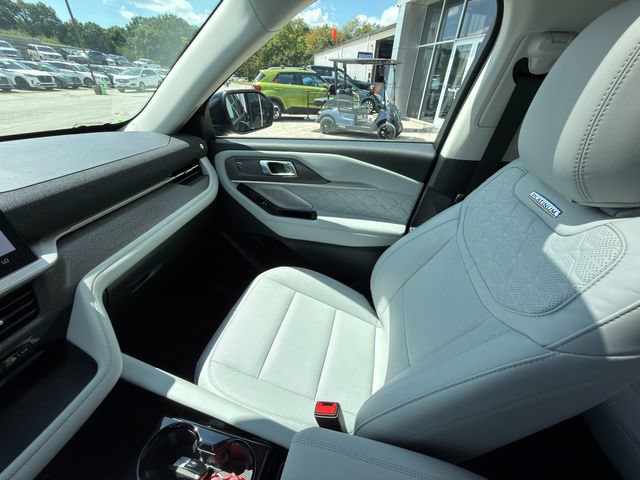Used 2026 Ford Explorer Platinum w/ LUX Leather Package AWD/4WD image 27