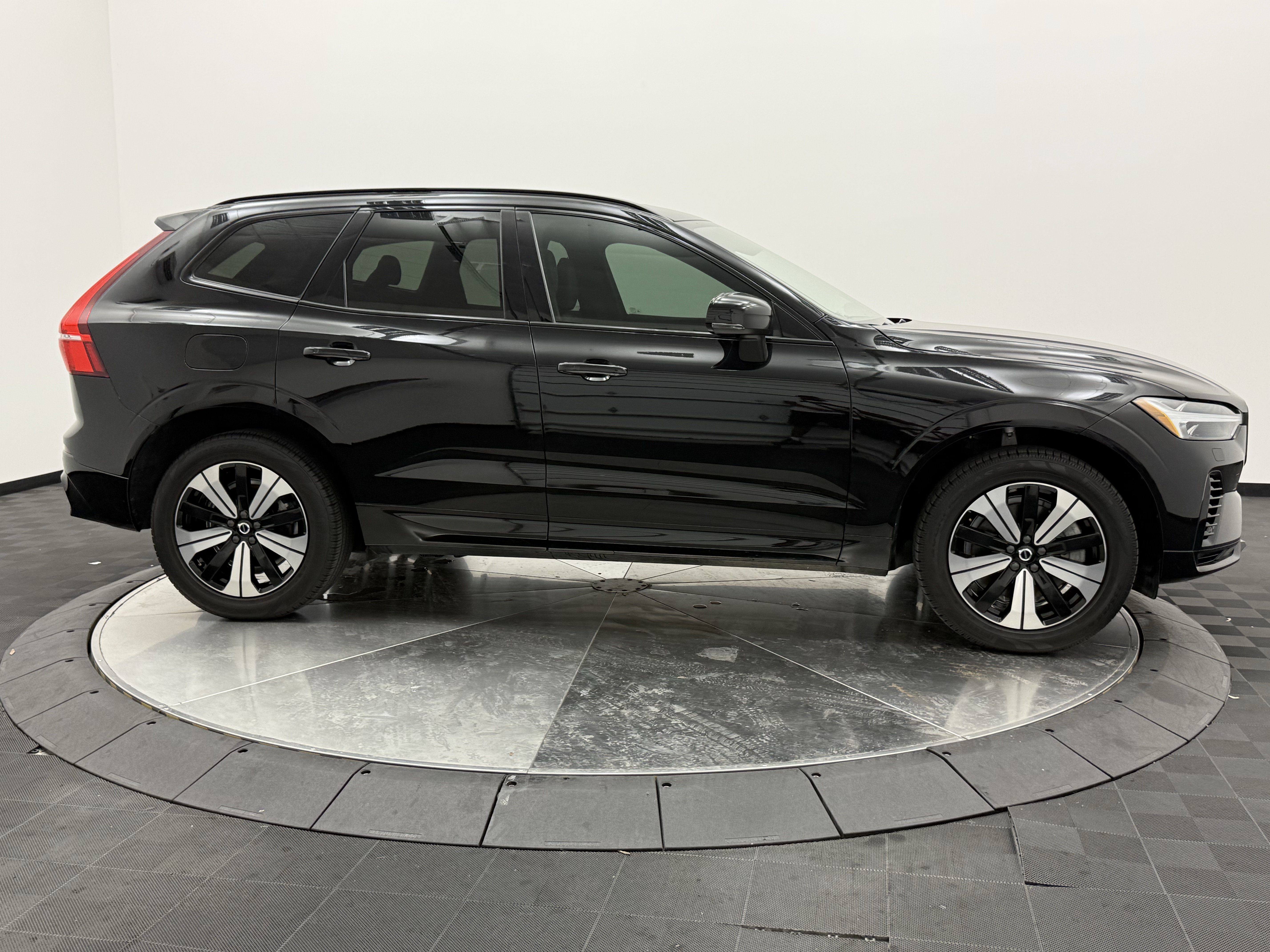 Certified 2025 Volvo XC60 T8 Core w/ Protection Package Premier AWD/4WD image 8