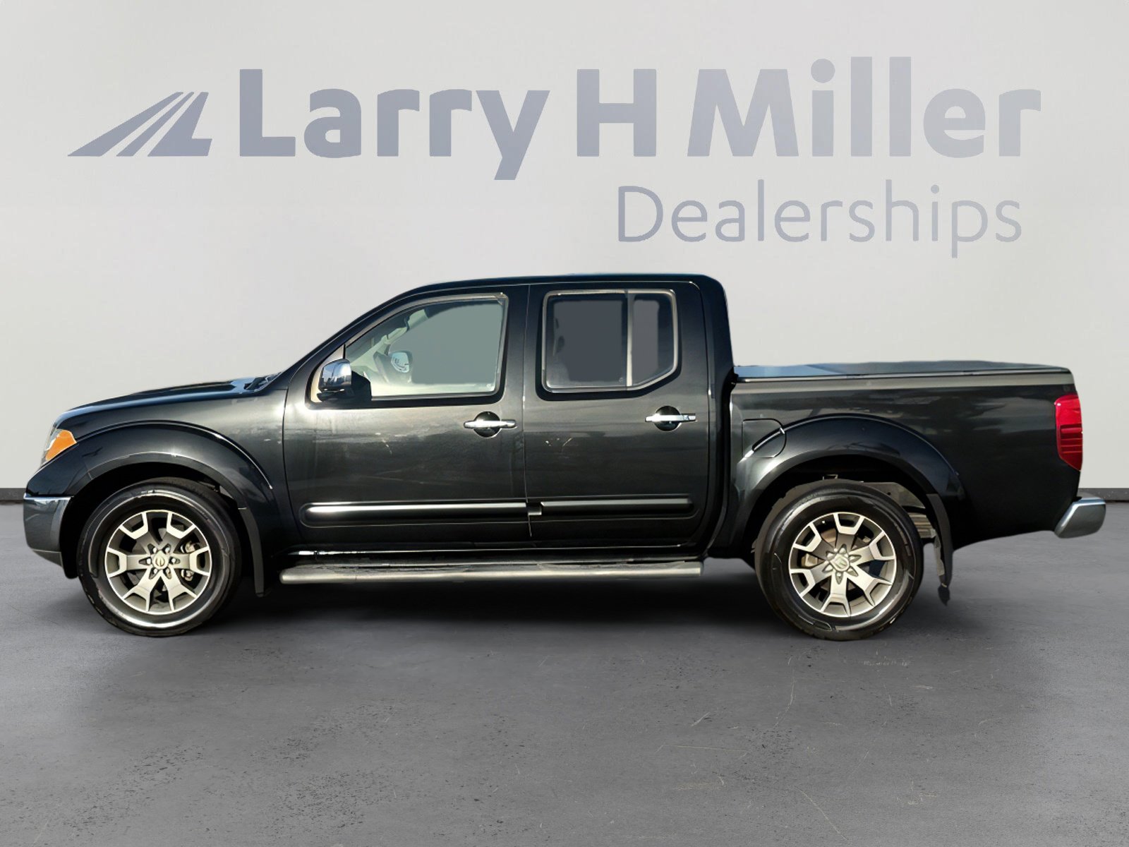 Used 2019 Nissan Frontier SL image 2