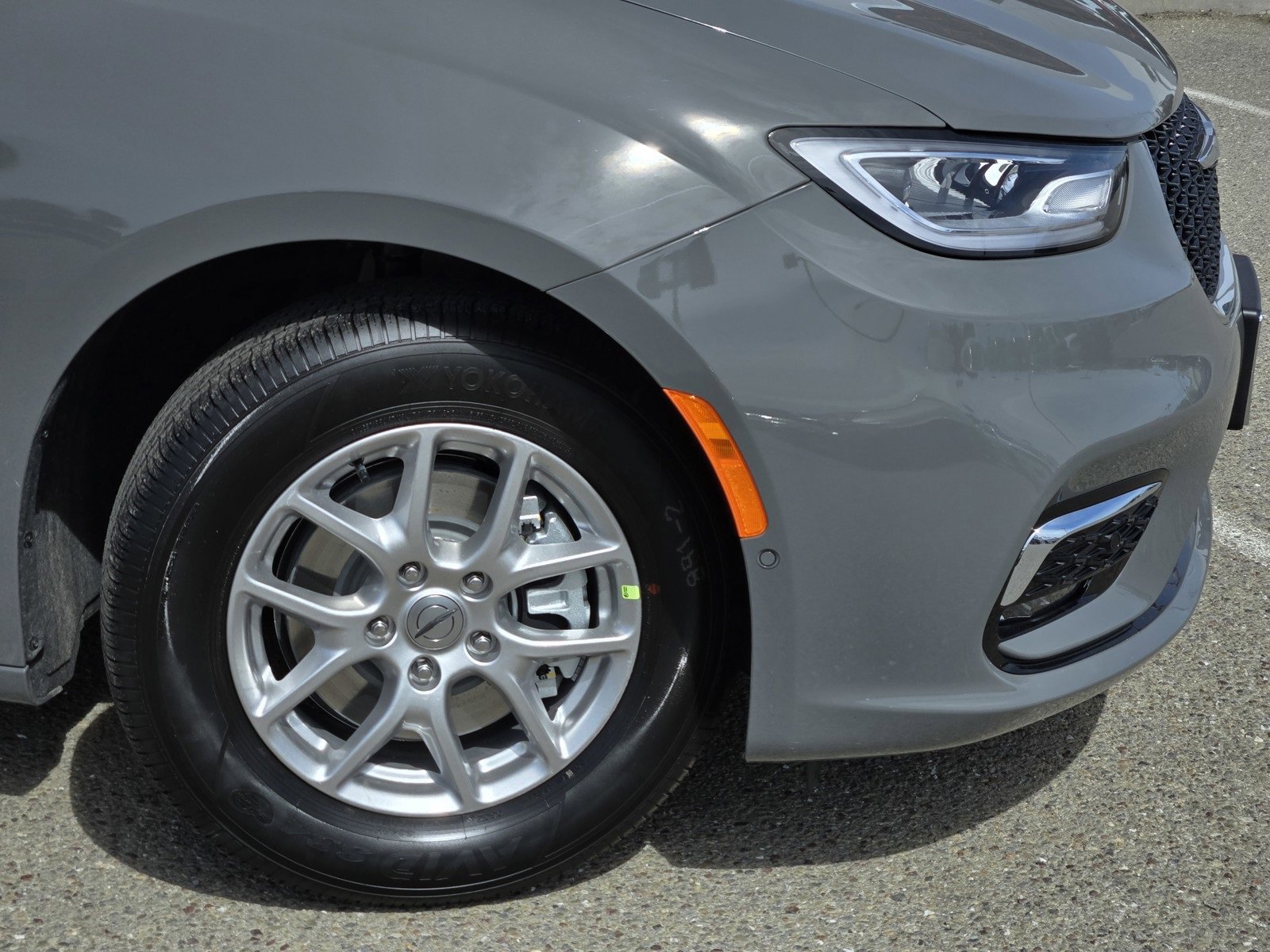 New 2025 Chrysler Pacifica Select w/ Uconnect Theater Family Group image 3