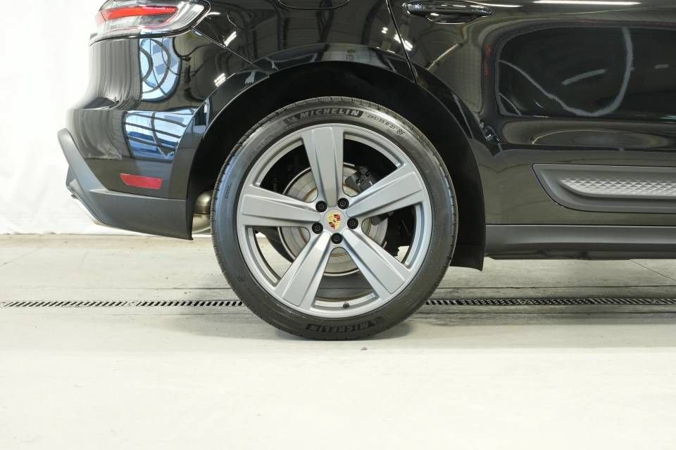 Certified 2026 Porsche Macan AWD/4WD image 39