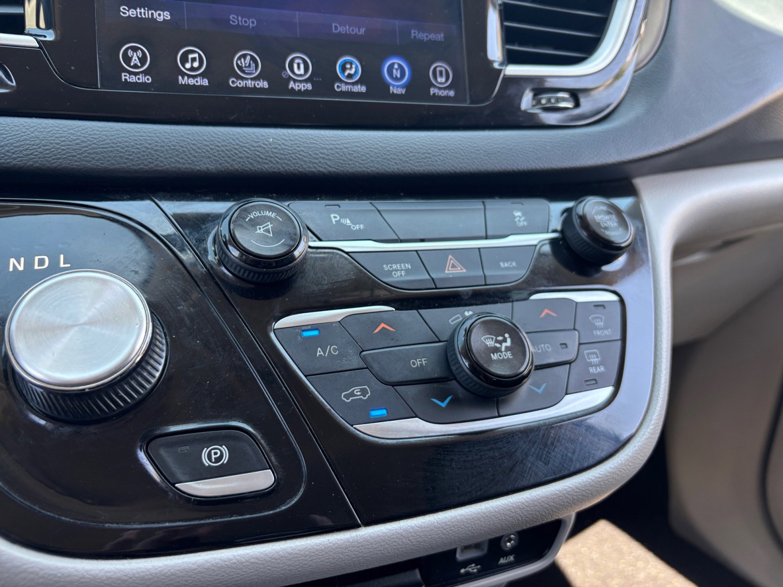 Used 2017 Chrysler Pacifica Touring-L image 30