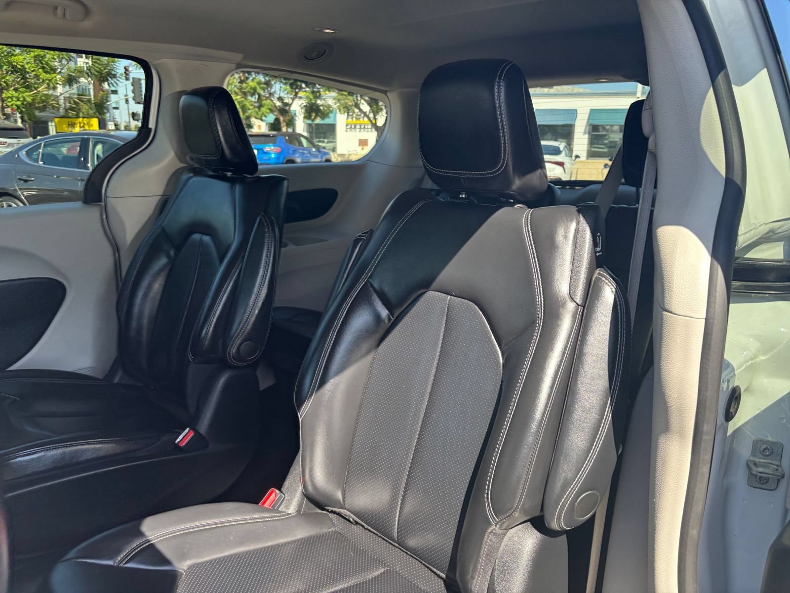 Used 2023 Chrysler Pacifica Touring-L FWD image 39