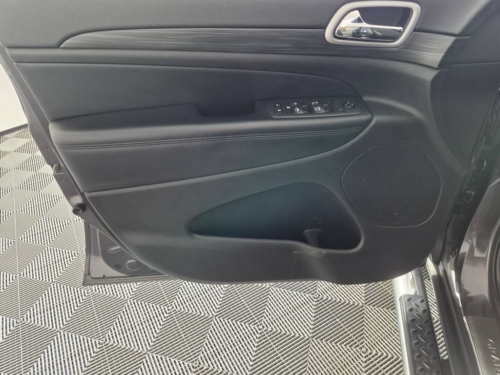 Used 2020 Jeep Grand Cherokee Laredo RWD image 11