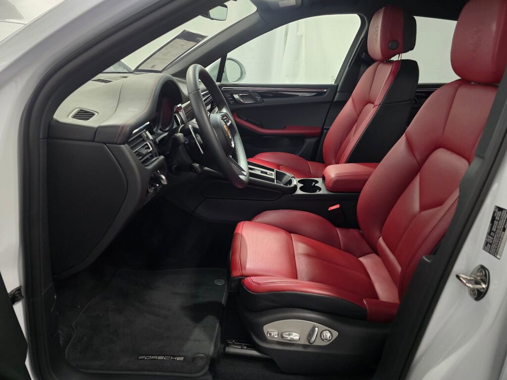 Certified 2025 Porsche Macan image 14