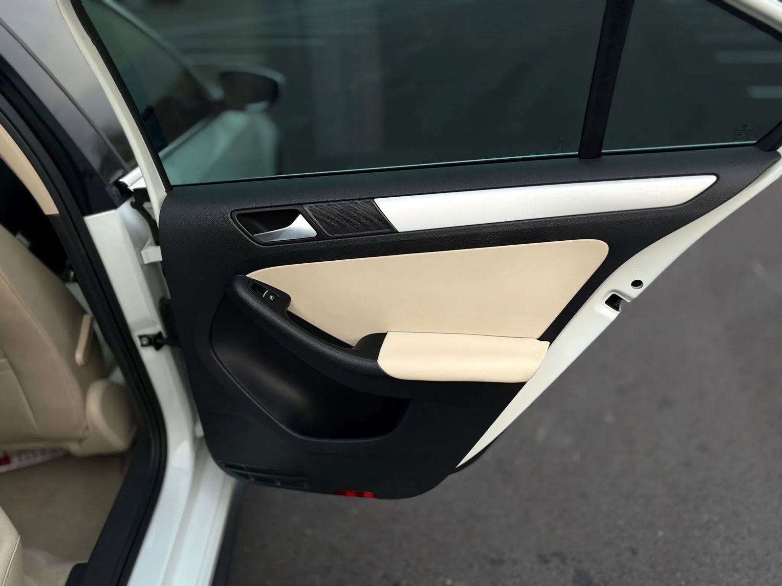 Used 2013 Volkswagen Jetta Hybrid Sedan image 16