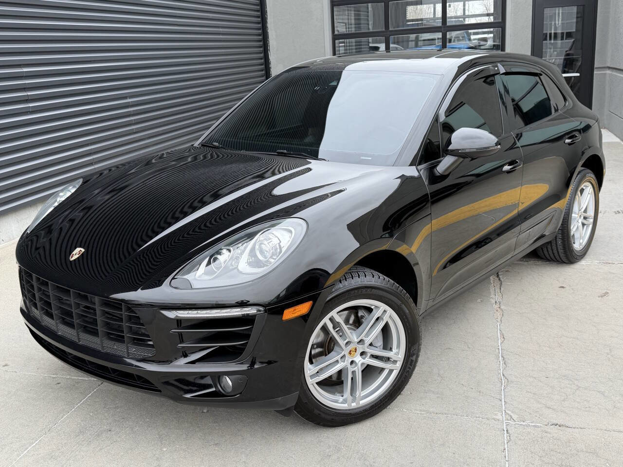 Used 2018 Porsche Macan Base AWD 4dr SUV image 2