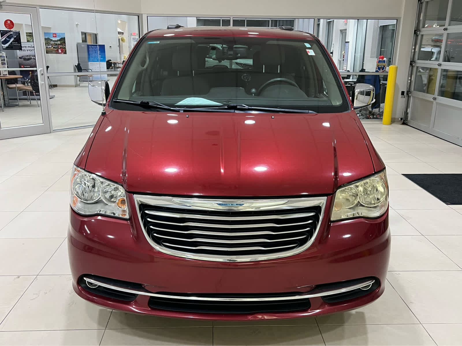 Used 2015 Chrysler Town & Country Touring-L w/ Driver Convenience Group FWD image 2