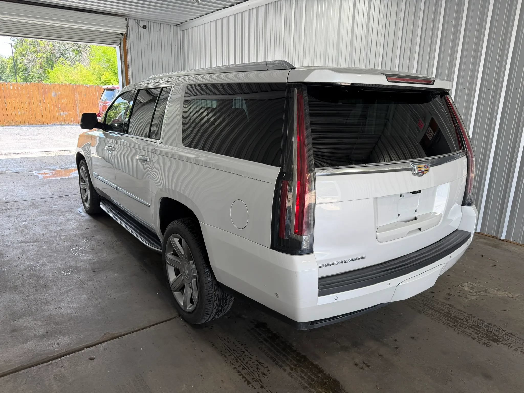 Used 2018 Cadillac Escalade ESV Luxury RWD image 2