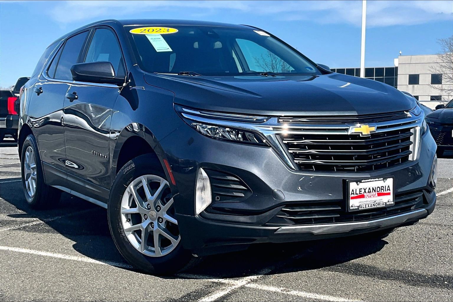 Used 2023 Chevrolet Equinox LT image 2