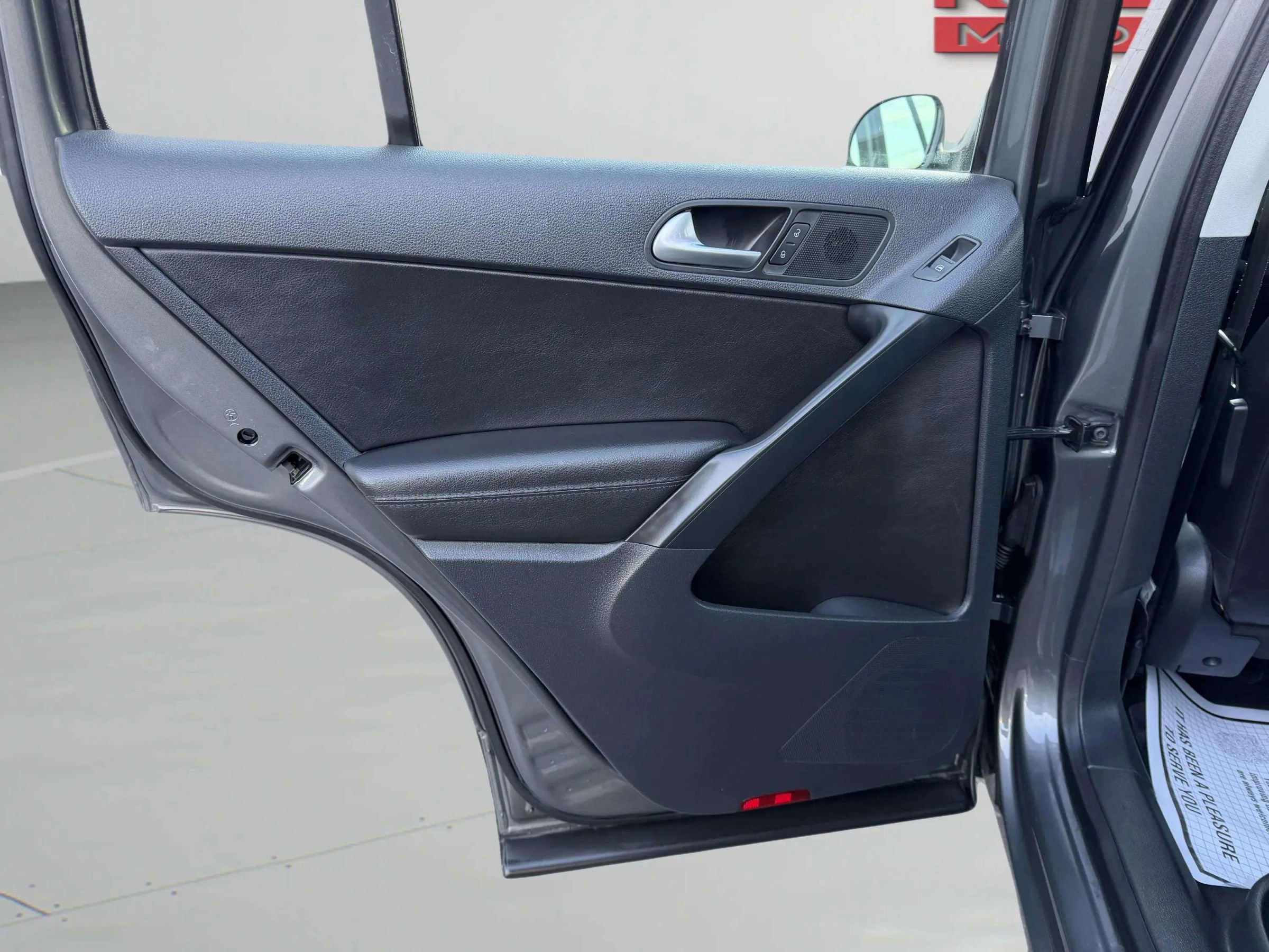 Used 2017 Volkswagen Tiguan S image 19