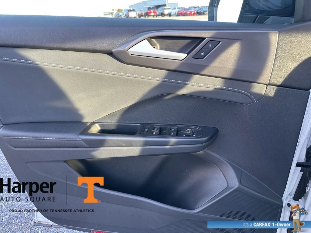Used 2025 Volkswagen Taos SE image 18