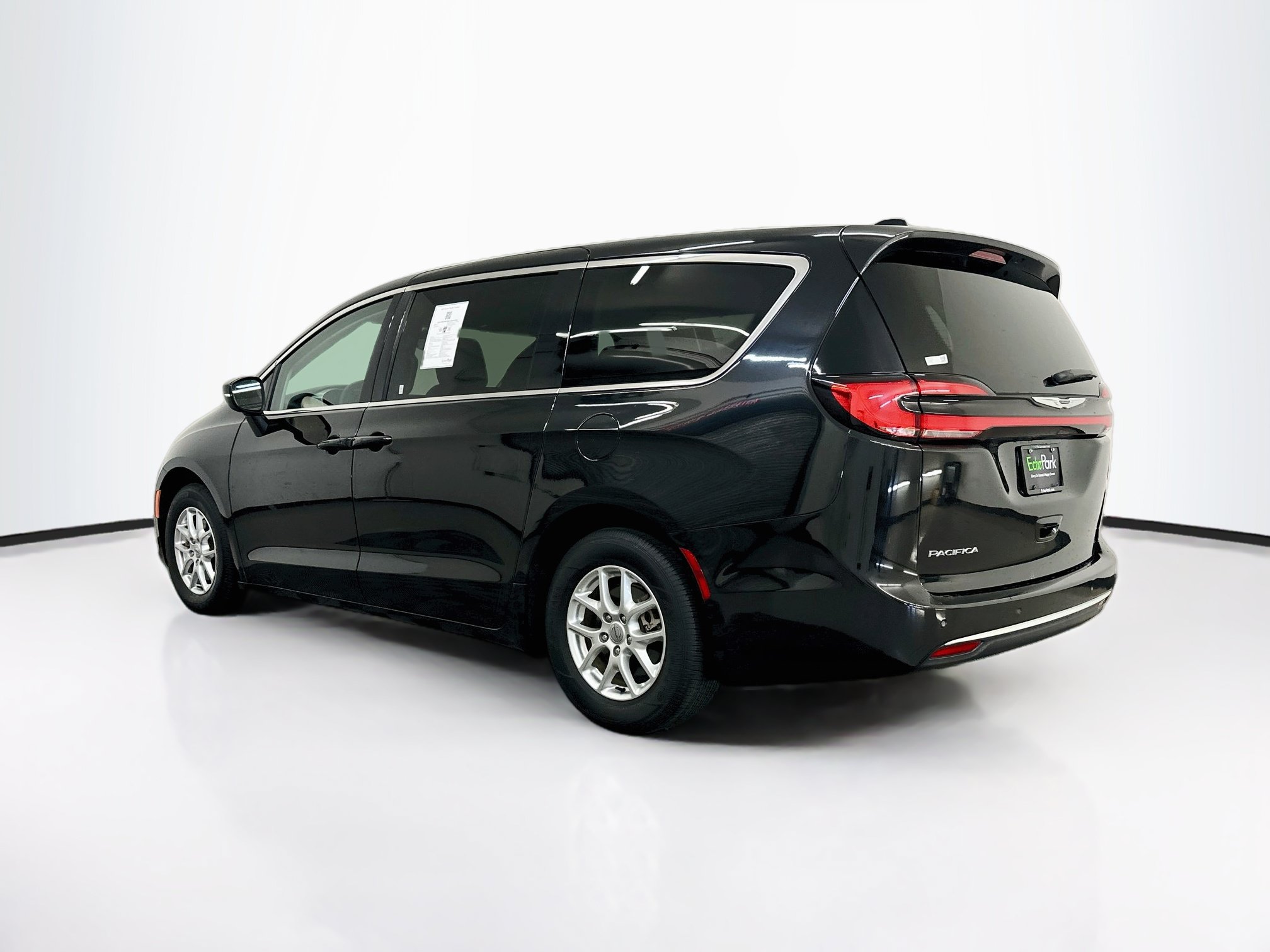 Used 2023 Chrysler Pacifica Touring-L FWD image 5