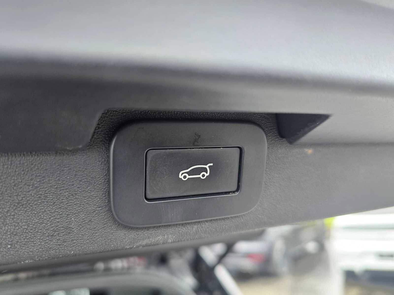 Used 2023 Land Rover Discovery Metropolitan Edition image 18