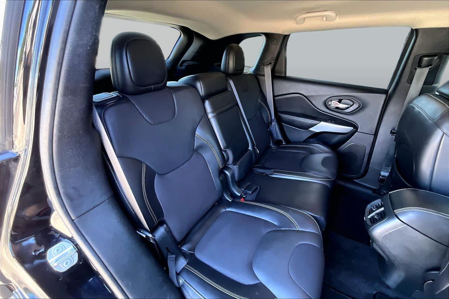 Used 2018 Jeep Cherokee Latitude Plus AWD/4WD image 20