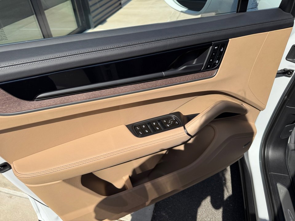 Certified 2025 Porsche Cayenne S image 21