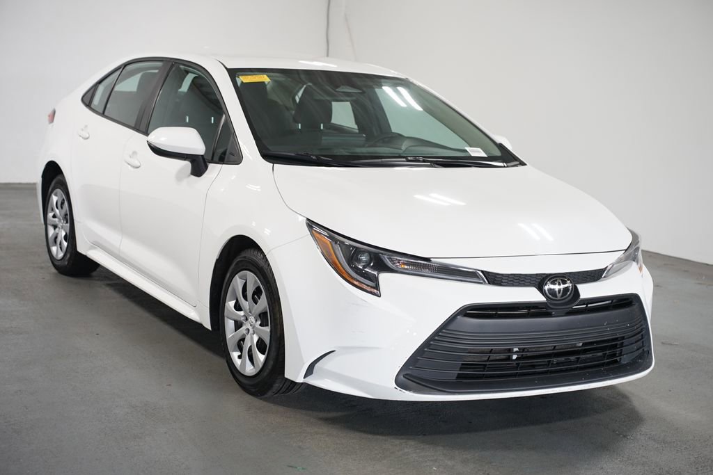 Used 2023 Toyota Corolla LE image 3