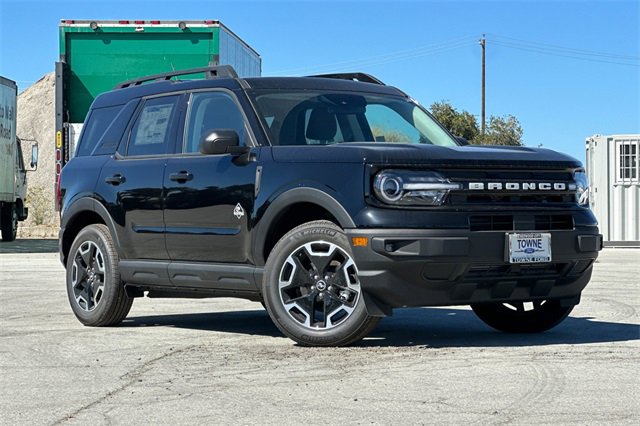 Used 2024 Ford Bronco Sport Outer Banks w/ Tech Package image 2