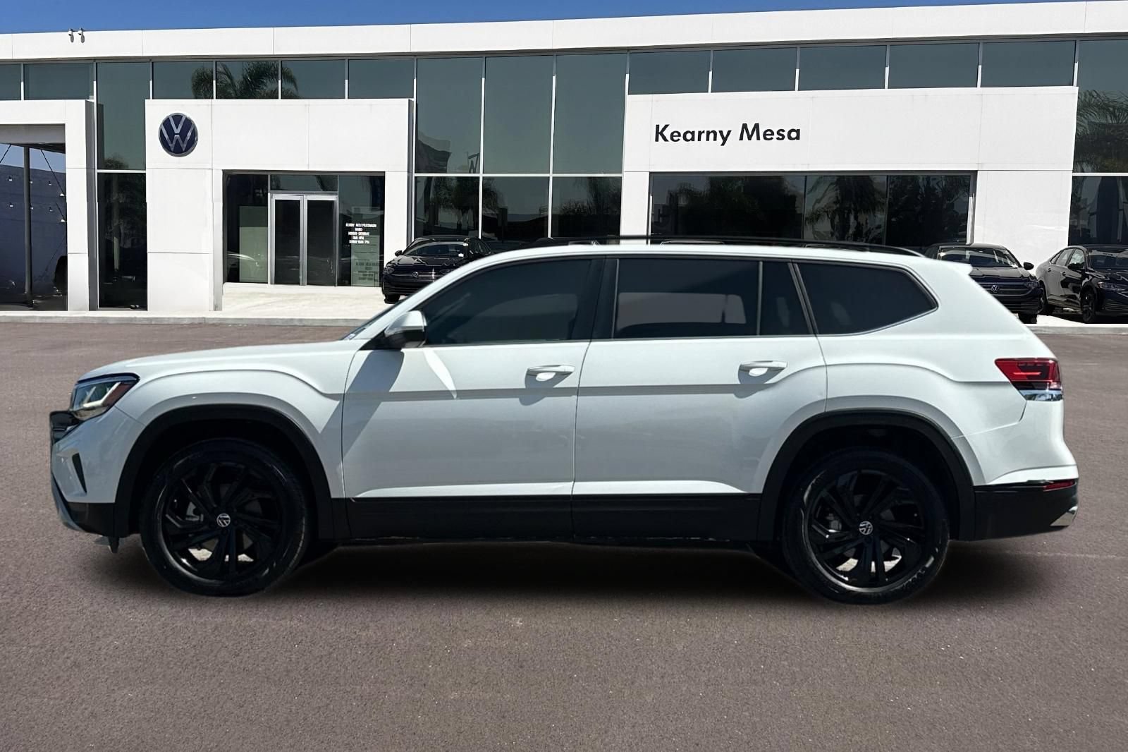 Used 2023 Volkswagen Atlas SE w/ Black Wheel Package FWD image 7