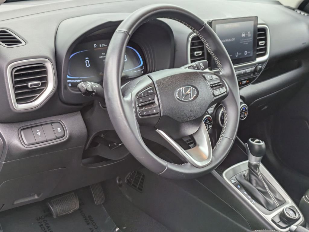 Used 2025 Hyundai Venue SEL image 14