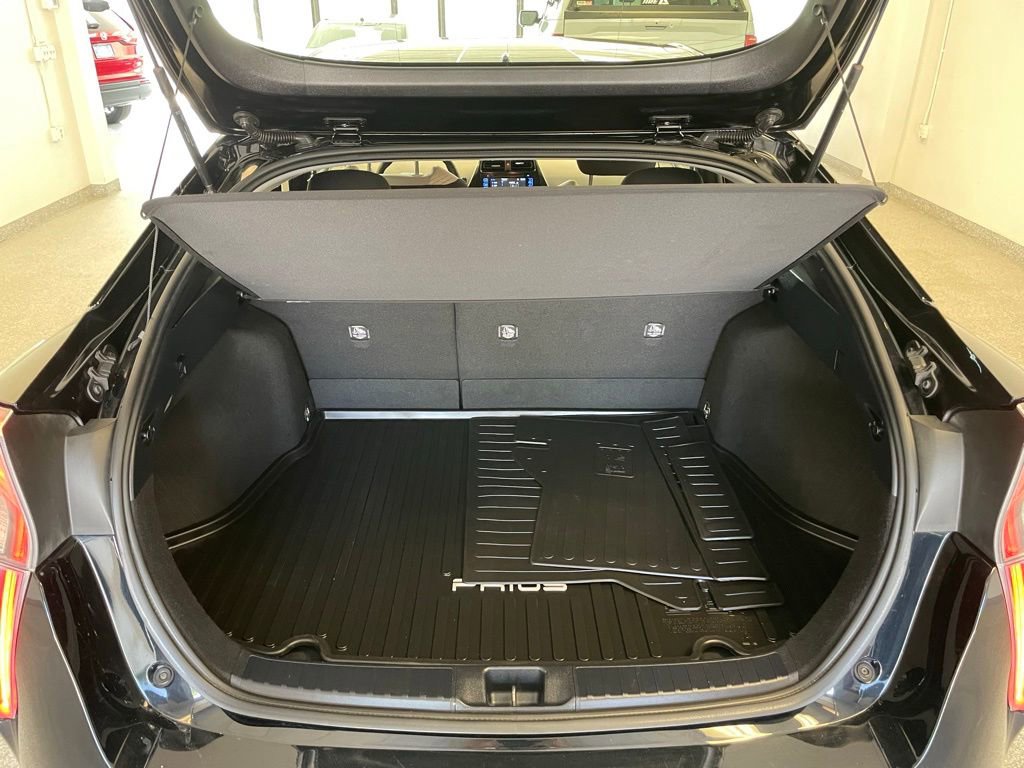 Used 2016 Toyota Prius Three image 10