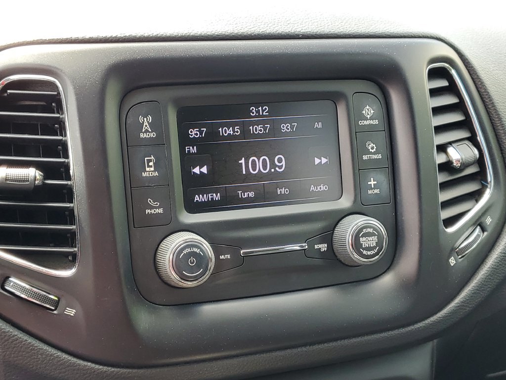 Used 2018 Jeep Compass Latitude FWD image 15