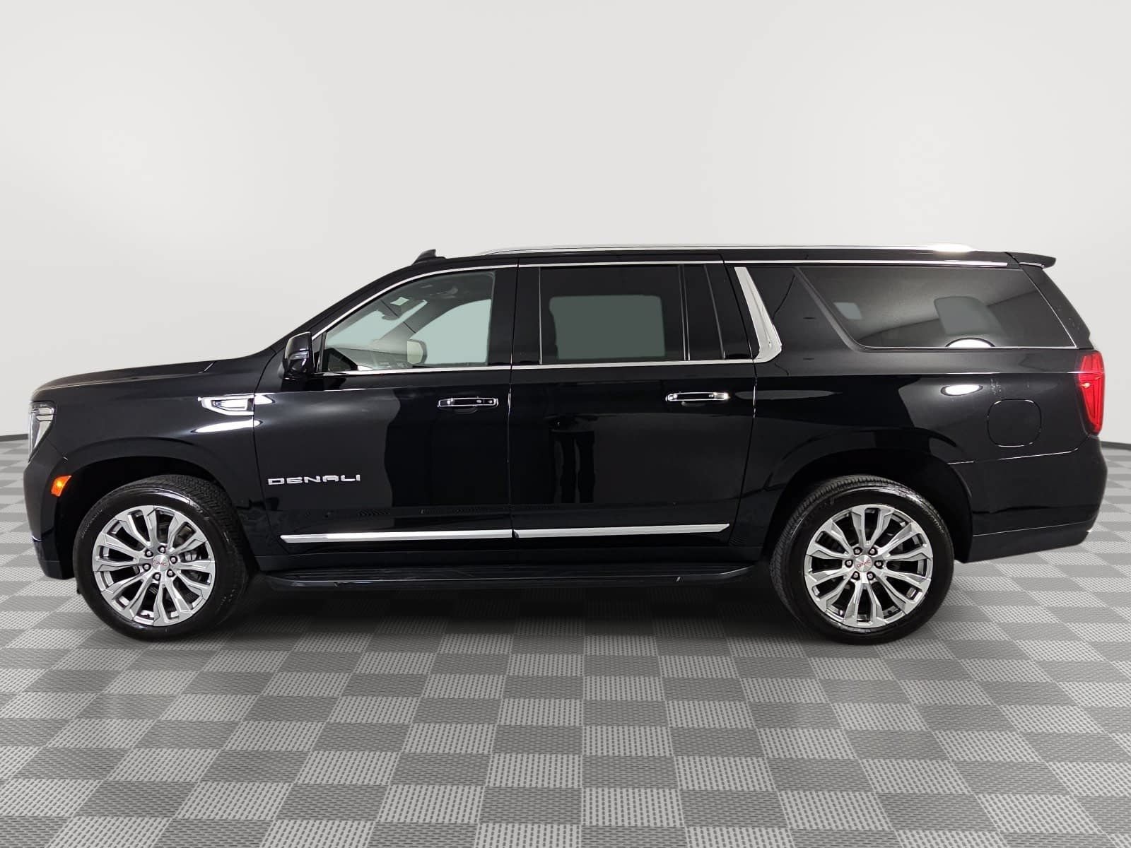 Used 2023 GMC Yukon XL Denali AWD/4WD image 5