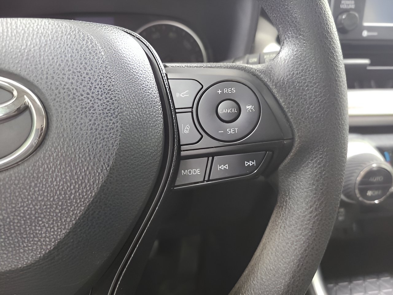Used 2021 Toyota RAV4 XLE AWD/4WD image 25