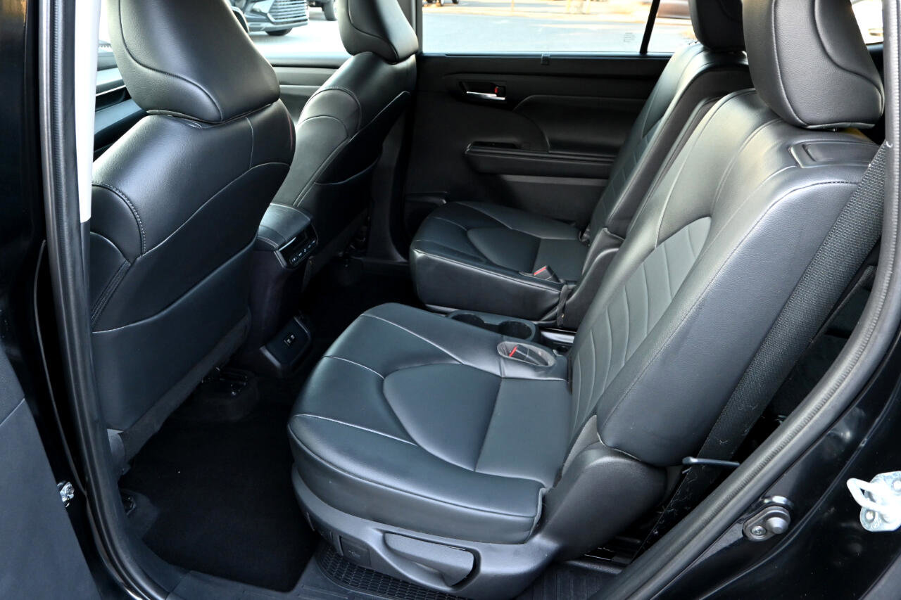 Used 2021 Toyota Highlander XLE image 19