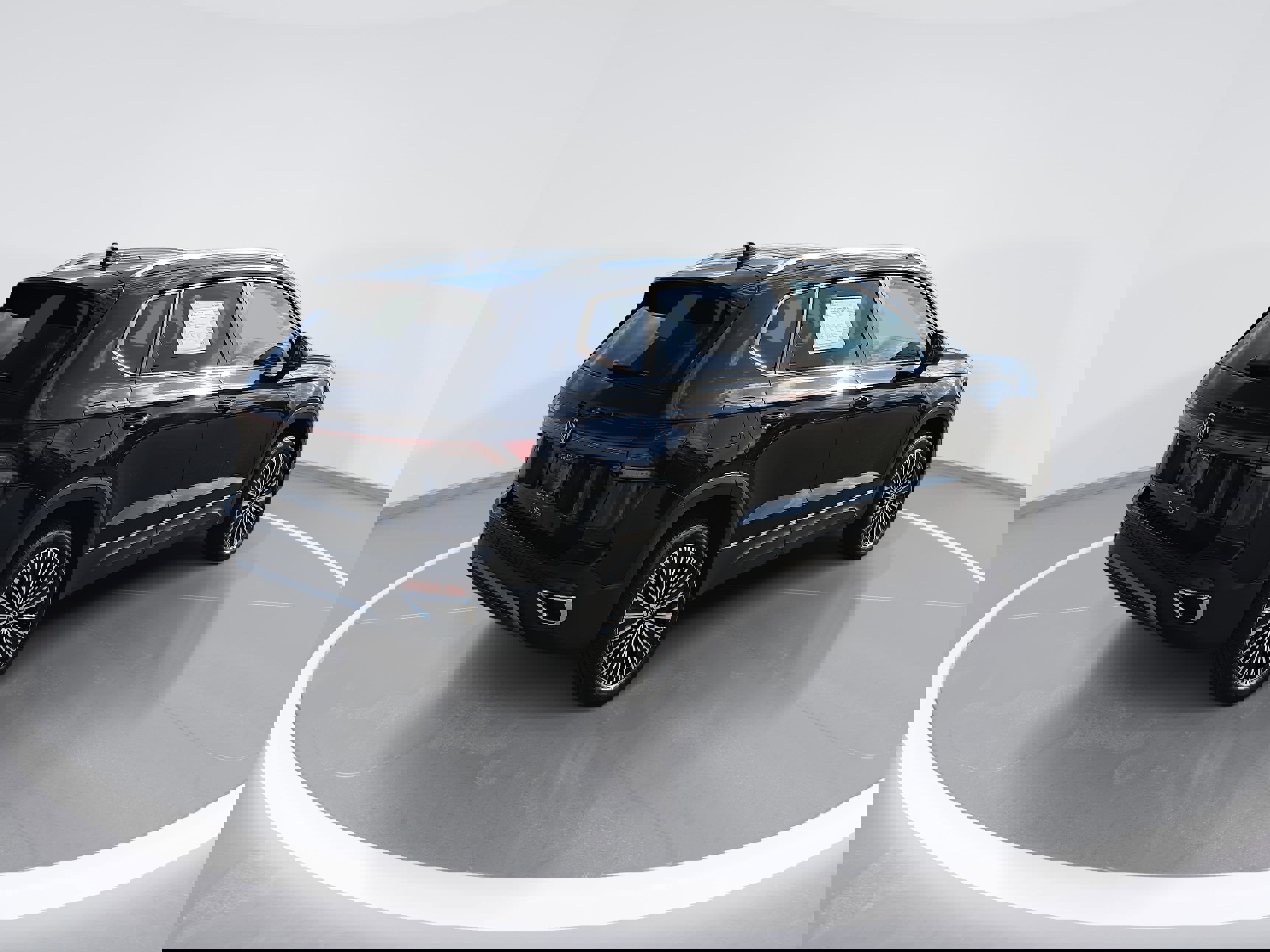 Used 2025 Volkswagen Taos SE w/ Panoramic Sunroof Package image 3