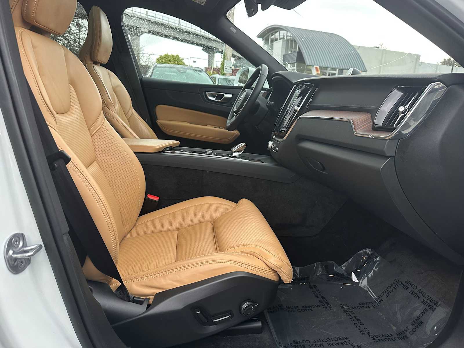 Certified 2023 Volvo XC60 T8 Ultimate w/ Climate Package image 10