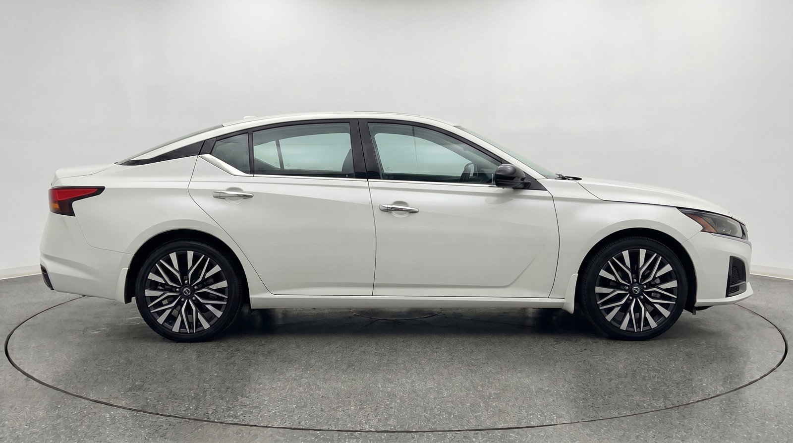 Used 2025 Nissan Altima 2.5 SV FWD image 11