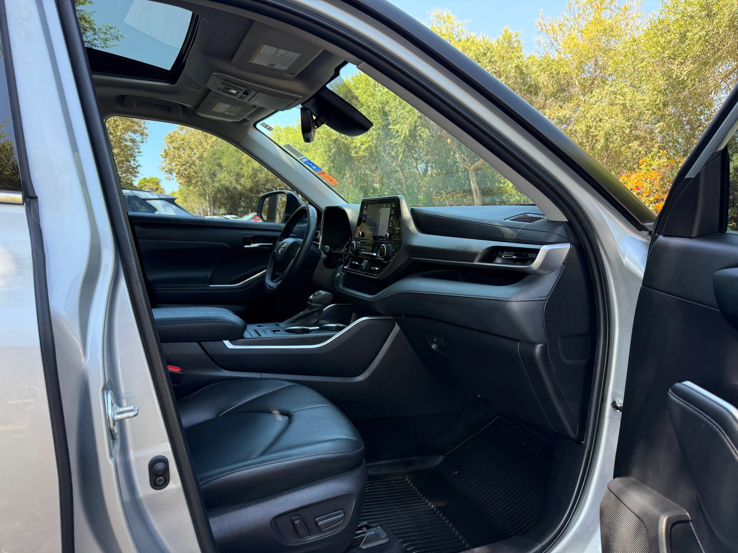 Used 2022 Toyota Highlander XLE FWD image 12