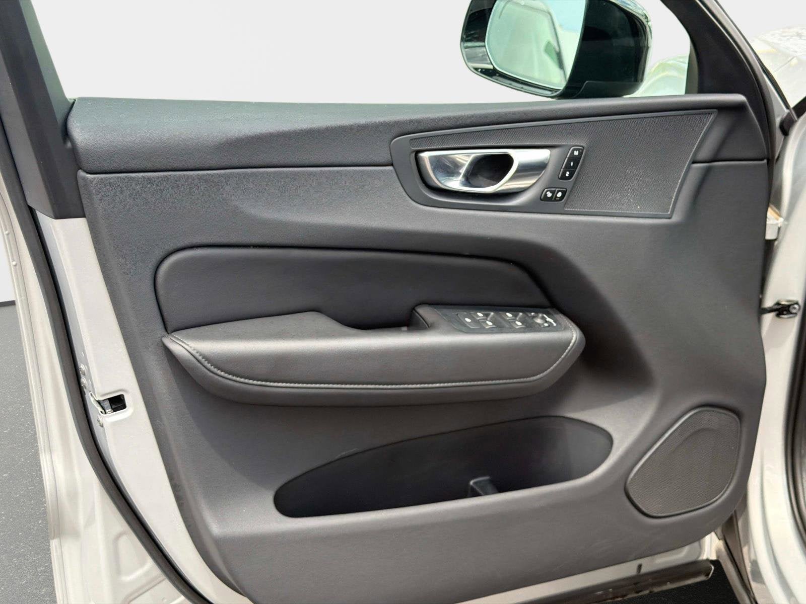 Certified 2025 Volvo XC60 B5 Core AWD/4WD image 16