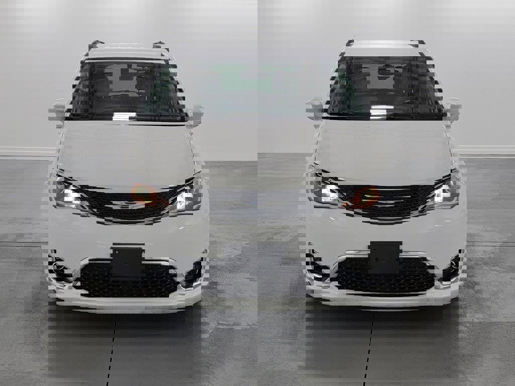 Used 2017 Chrysler Pacifica Touring-L image 3