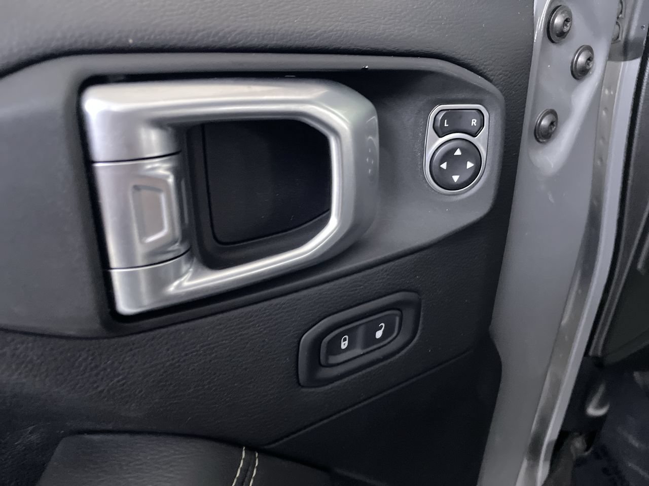 Used 2020 Jeep Wrangler Unlimited Sahara AWD/4WD image 12